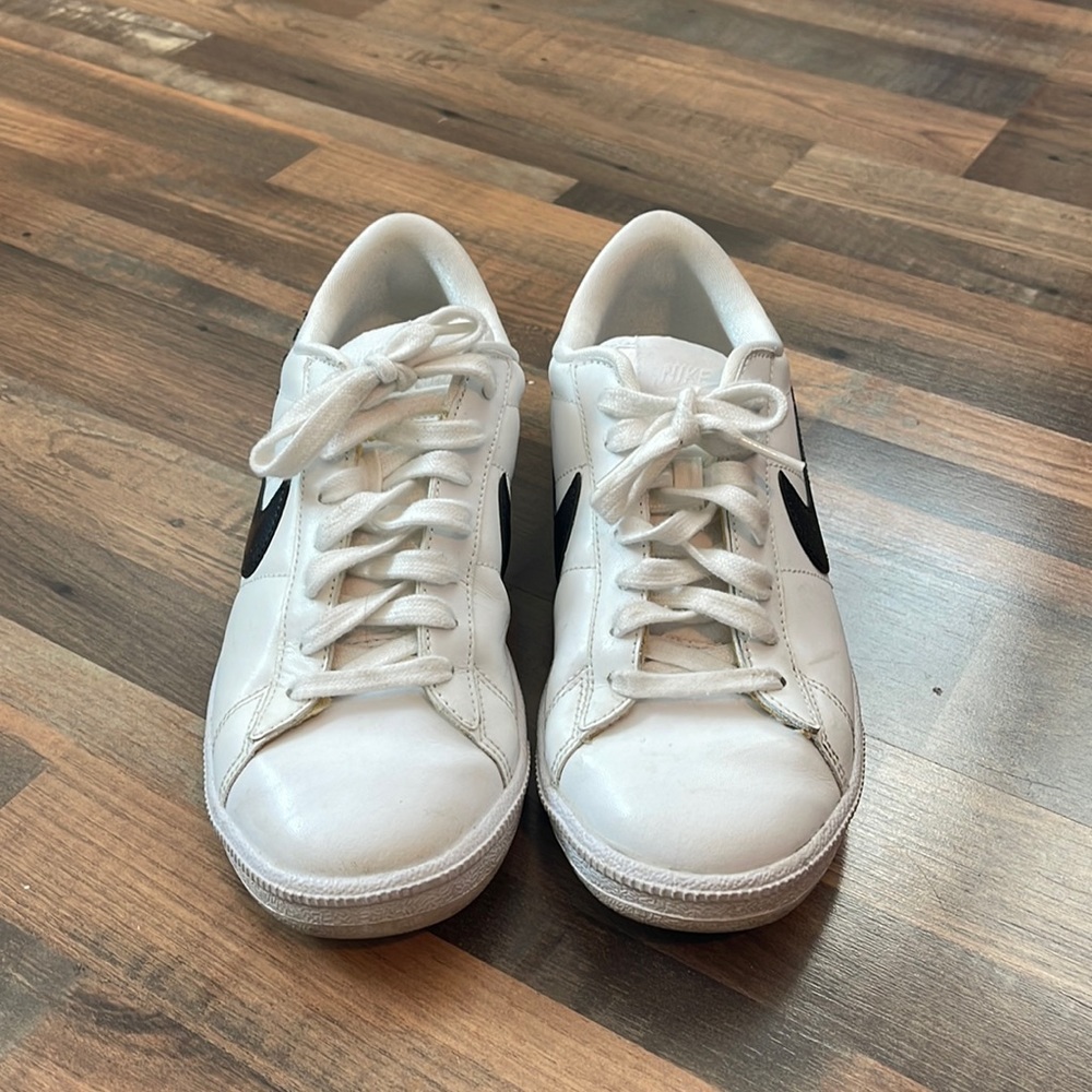 Nike swoosh iconic black white athletic lace up sneakers size 8